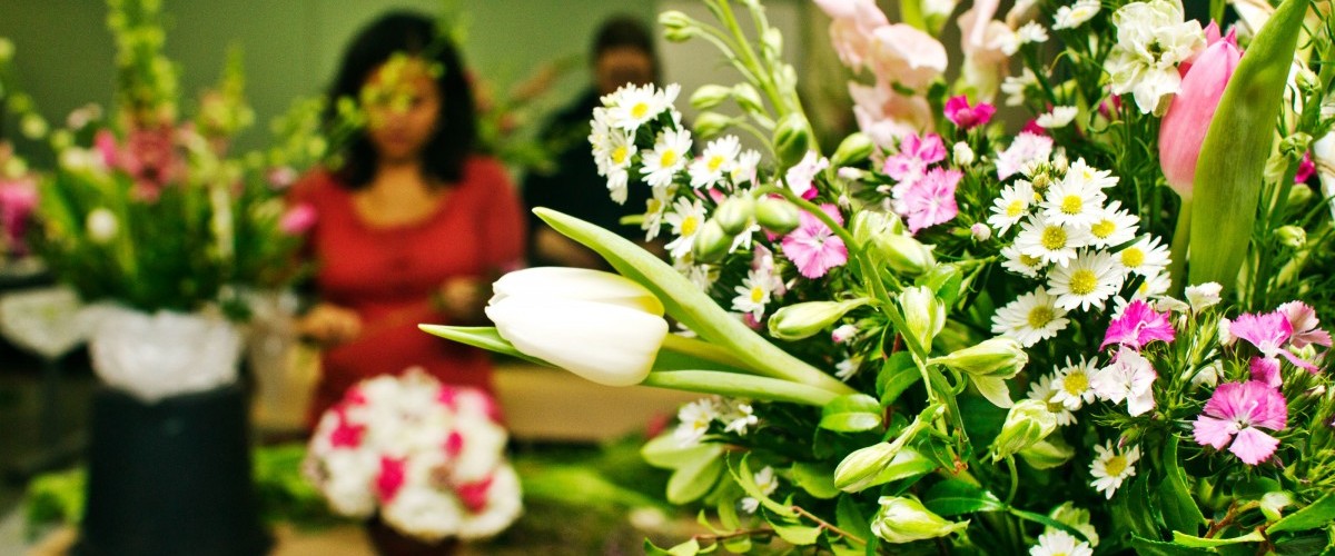 A flower arranging class.